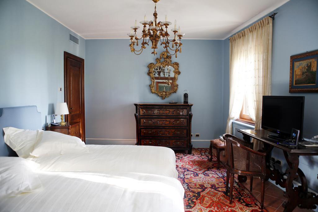 La Torre Dei Canonici Lumellogno Room photo