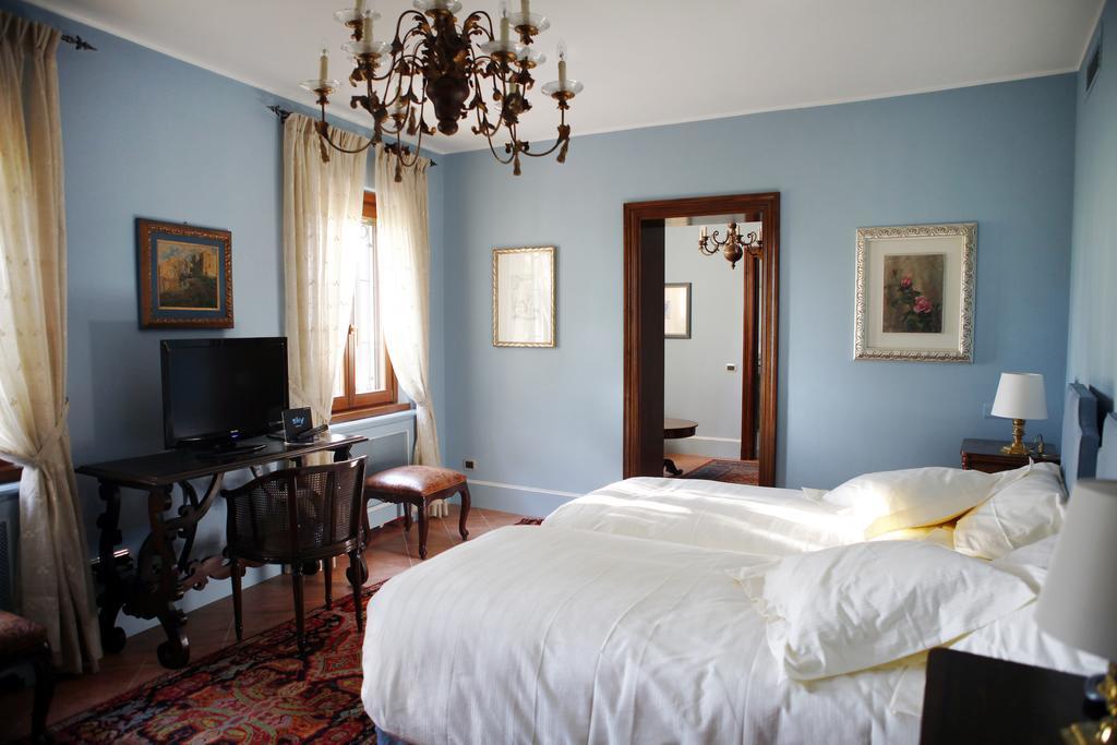 La Torre Dei Canonici Lumellogno Room photo