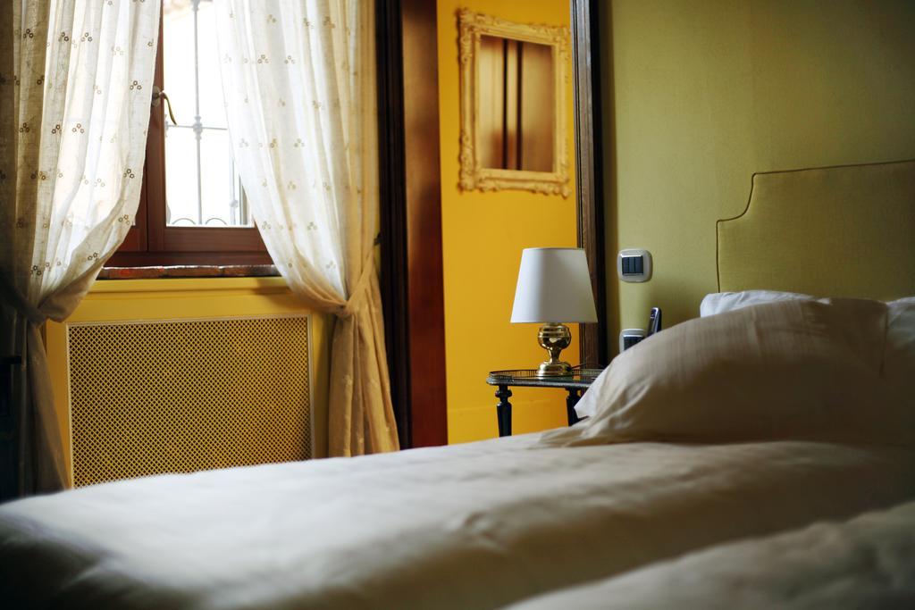 La Torre Dei Canonici Lumellogno Room photo